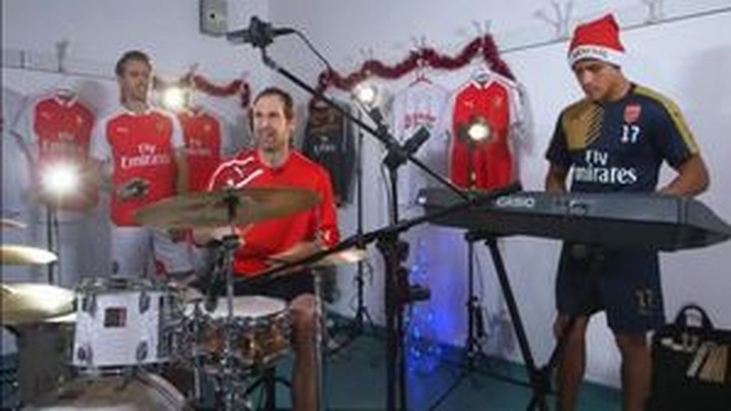 Cech, Monreal y Alexis protagonizan el villancico navideño del Arsenal
