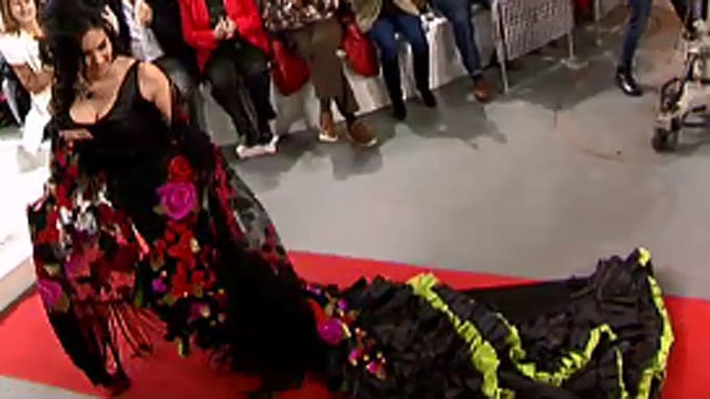 María se enfunda un traje con bata de cola