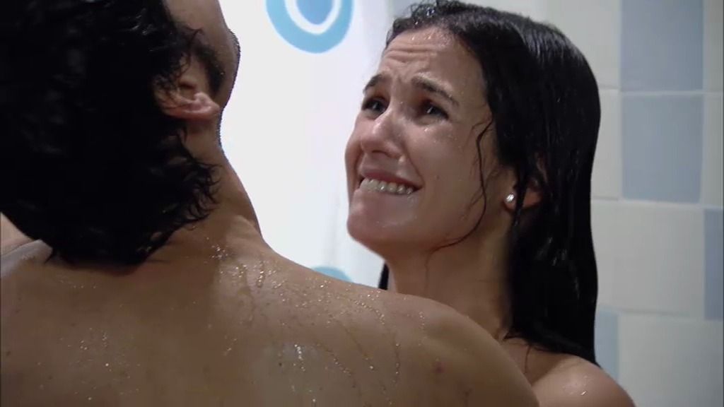Juan pilla a Mario en la ducha ¡con Martina!