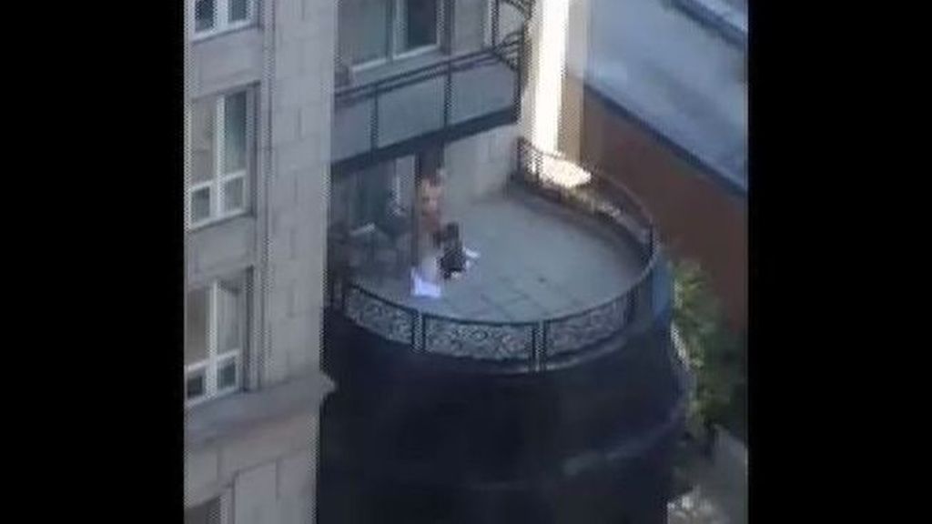 Pillados haciendo un trío en un balcón de un lujoso hotel de Chicago