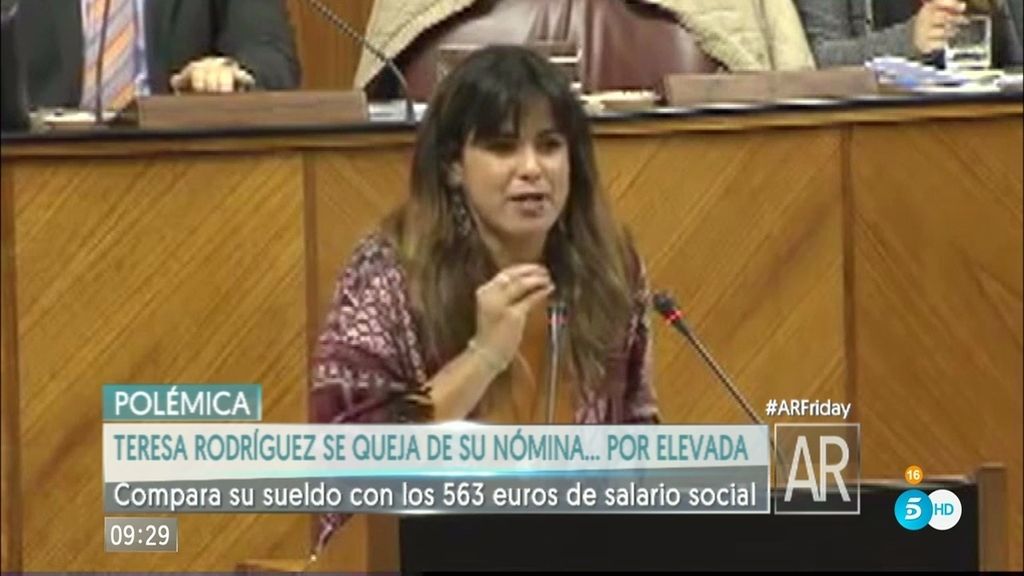 Teresa Rodríguez enseña su nómina en el parlamento andaluz