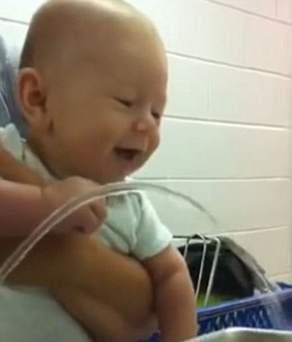 Un adorable bebé contagia su risa mientras se divierte con una fuente