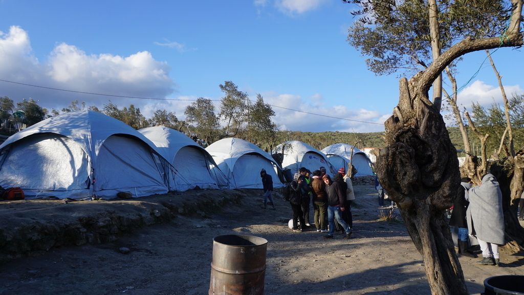 Centros de registro de refugiados comienzan a reconvertirse en centros de detención