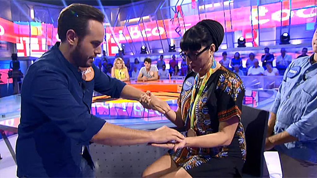 Jorge Blass hace que Rossy de Palma crea en la magia con un gran truco