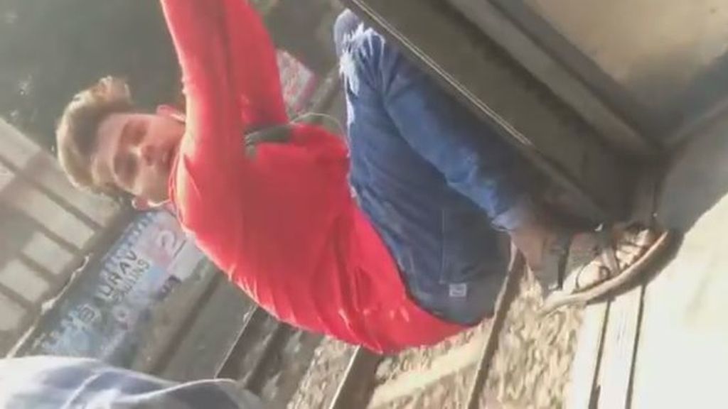 Arriesga su vida y choca brutalmente contra un poste cayendo a las vías del tren