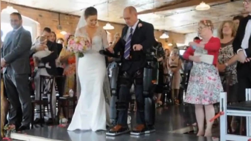 El traje biónico con el que un padre paralítico ha podido acompañar a su hija al altar