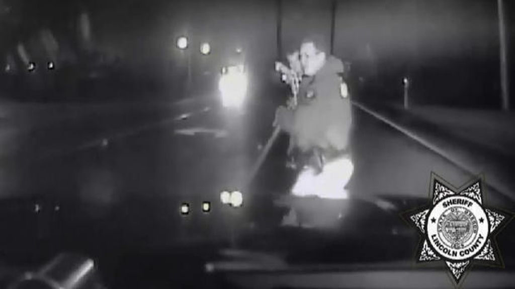 Un policía evita una tragedia rescatando a un niño de 2 años andando por la autopista