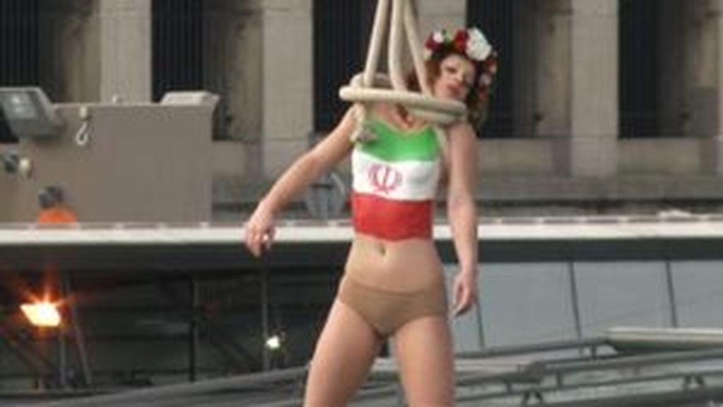 Ejecución simulada de las FEMEN contra el presidente iraní