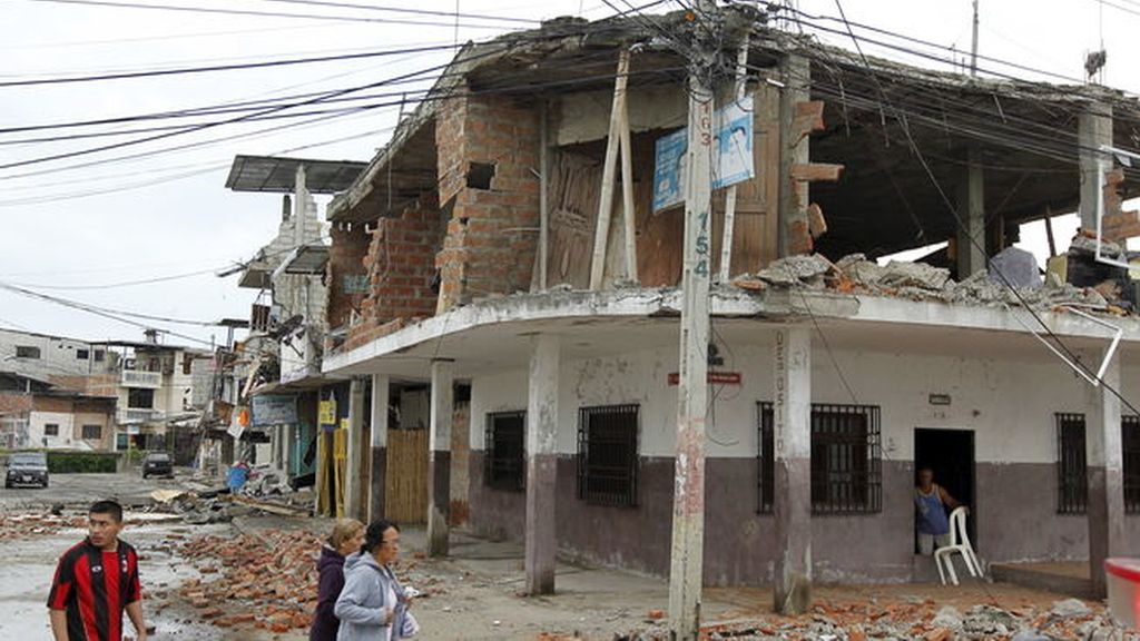 El terremoto de Ecuador deja cientos de muertos y graves daños materiales