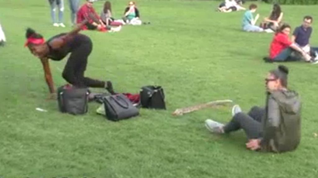 La serpiente de goma que 'aterroriza' Londres, el nuevo viral que sacude la Red