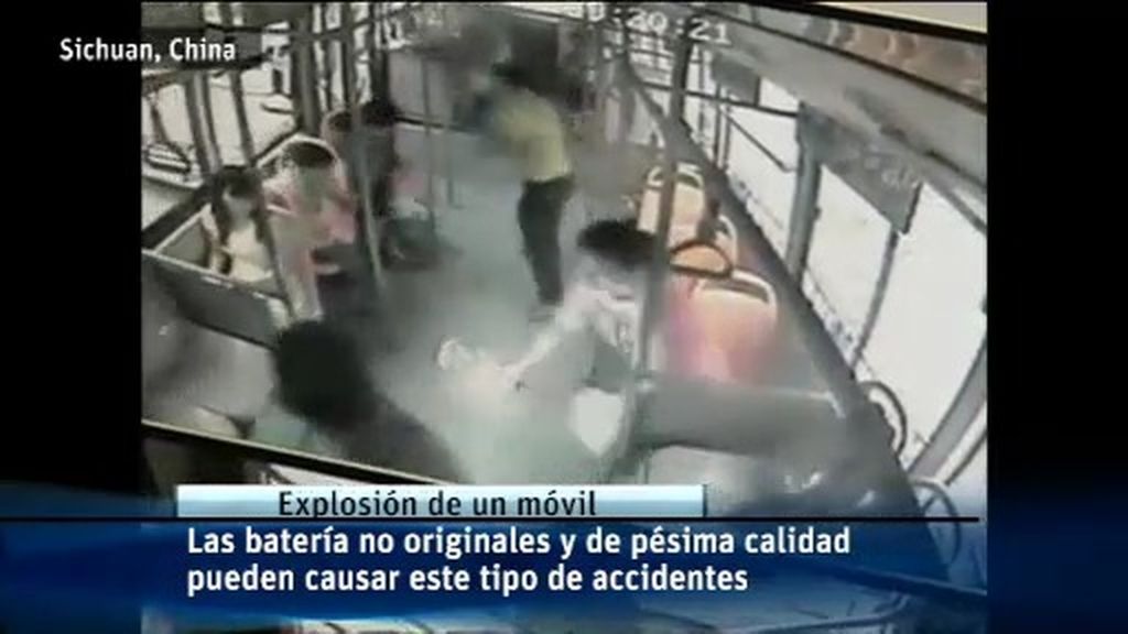 El móvil de una joven arde en un autobús