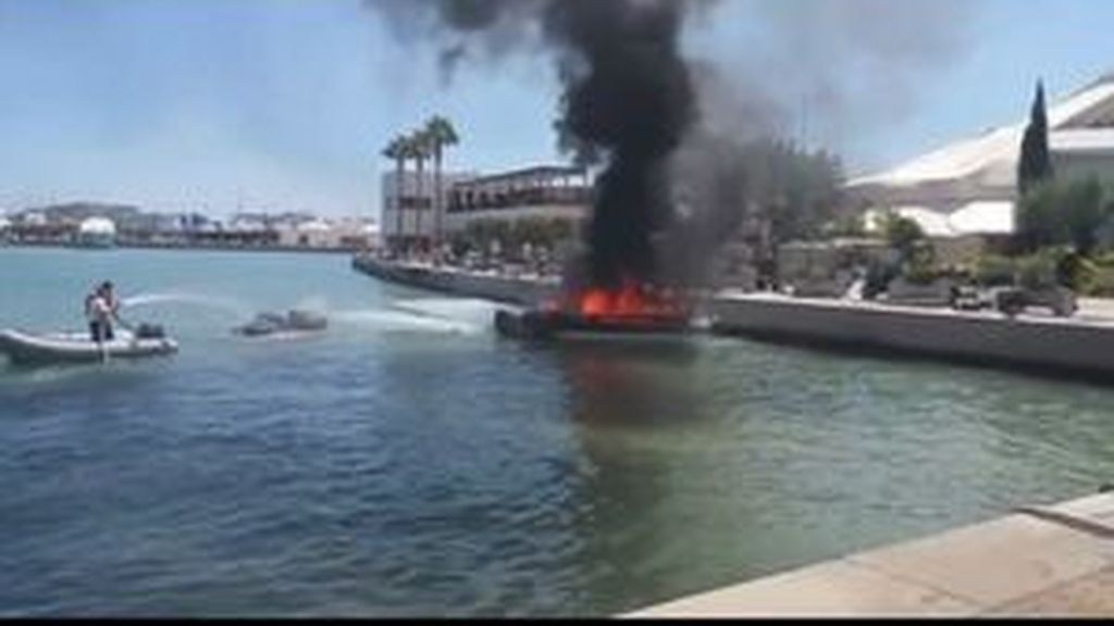 Dos heridos graves en la explosión de un velero en Ibiza
