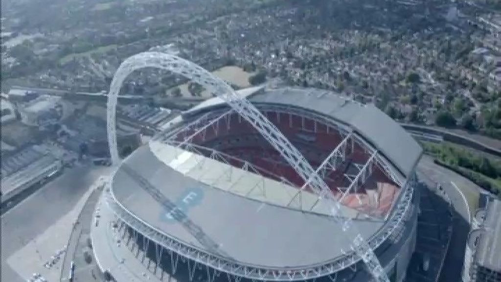 Un británico escala los 129 metros del arco del estadio de Wembley