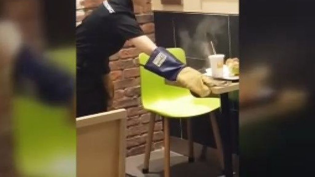 Una empleada de un restaurante lucha contra un Galaxy Note 7 ardiendo