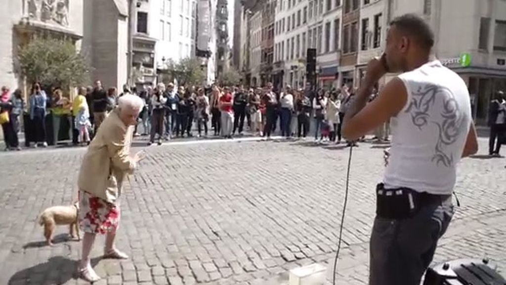 Una abuela cautiva Internet bailando 'beat box'
