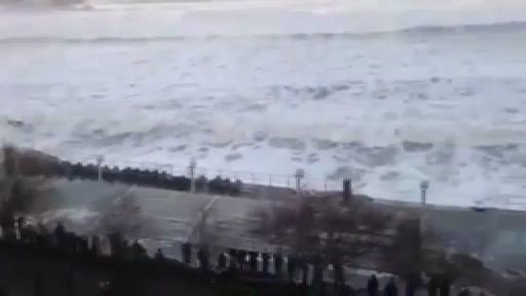 Las olas de nueve metros que azotan Asturias provocan grandes destrozos