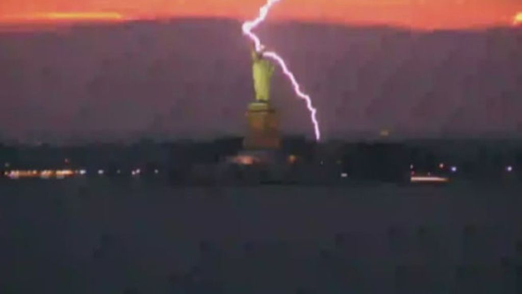 Un rayo impacta en la Estatua de la Libertad de Nueva York