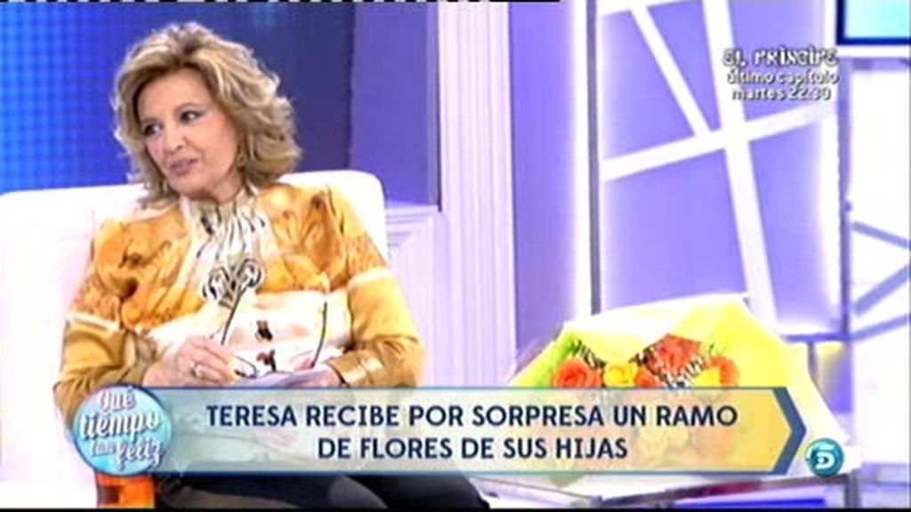 María Teresa recibe flores de sus hijas