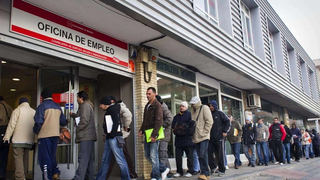 El paro baja en abril en 111.565 personas