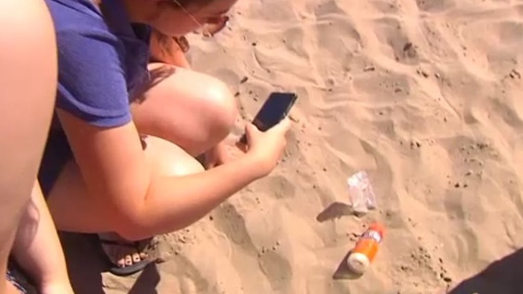 El 'Basurikemon', la forma más amena de recoger la basura de las playas españolas