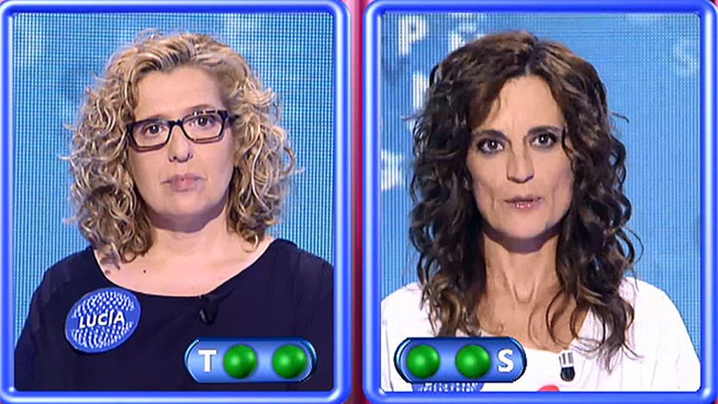 Lucía le arrebata la silla azul a Elena