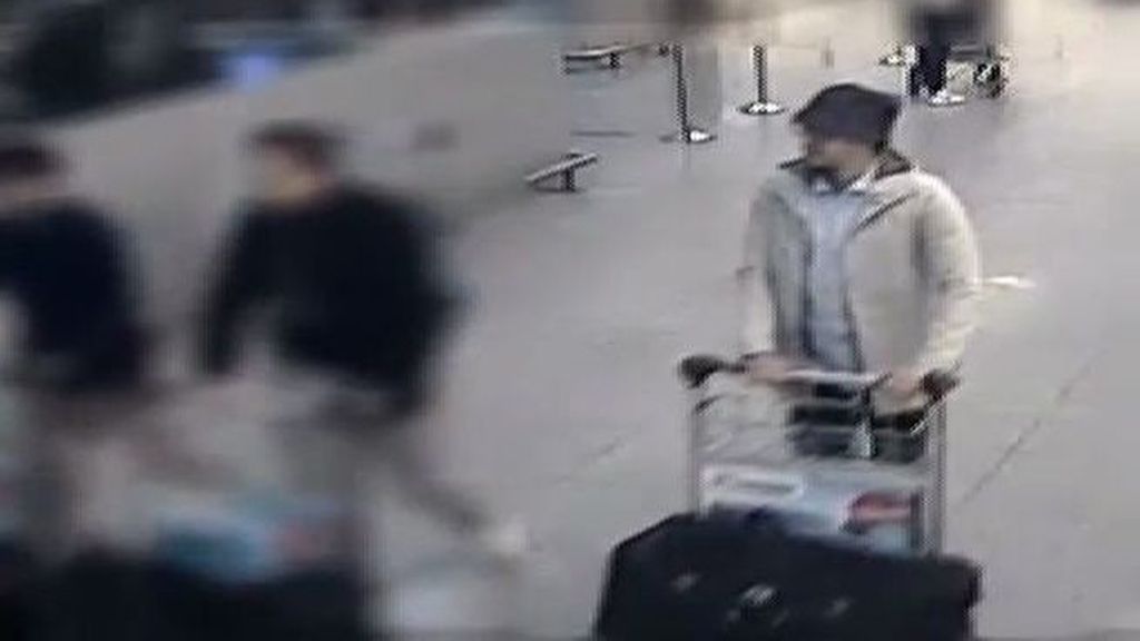 Bélgica pide ayuda para identificar al hombre del sombrero que atentó en Zaventem