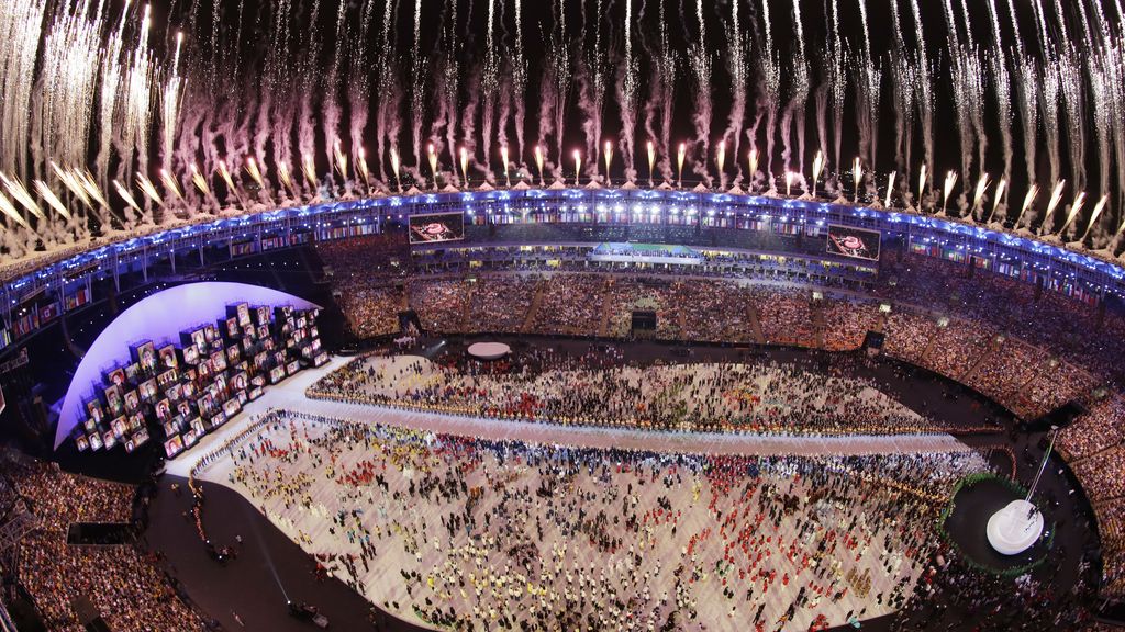Los fuegos artificiales cierran la ceremonia de apertura de los Juegos Olímpicos