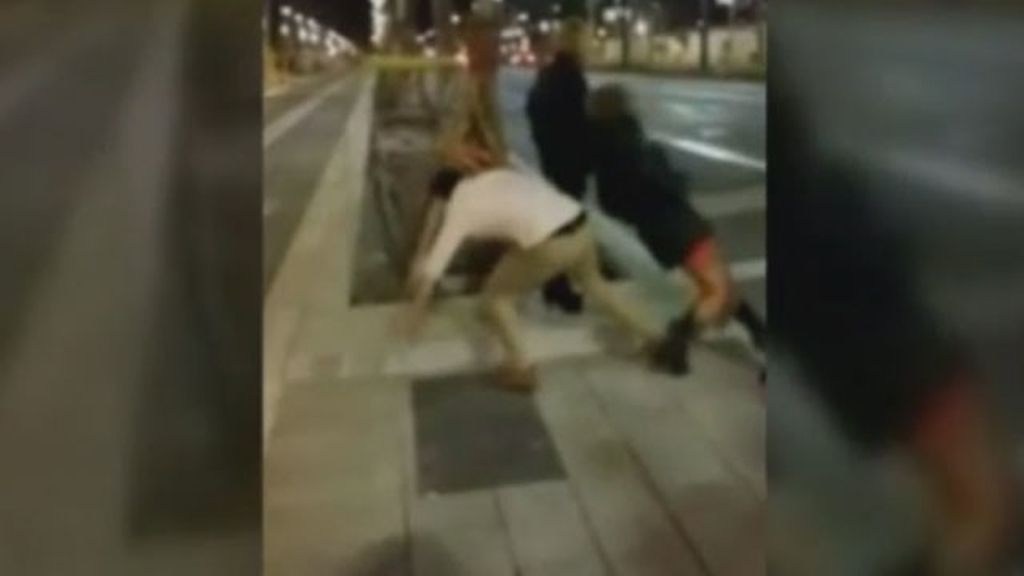 Se busca al joven que propinó una brutal patada a una chica en Barcelona