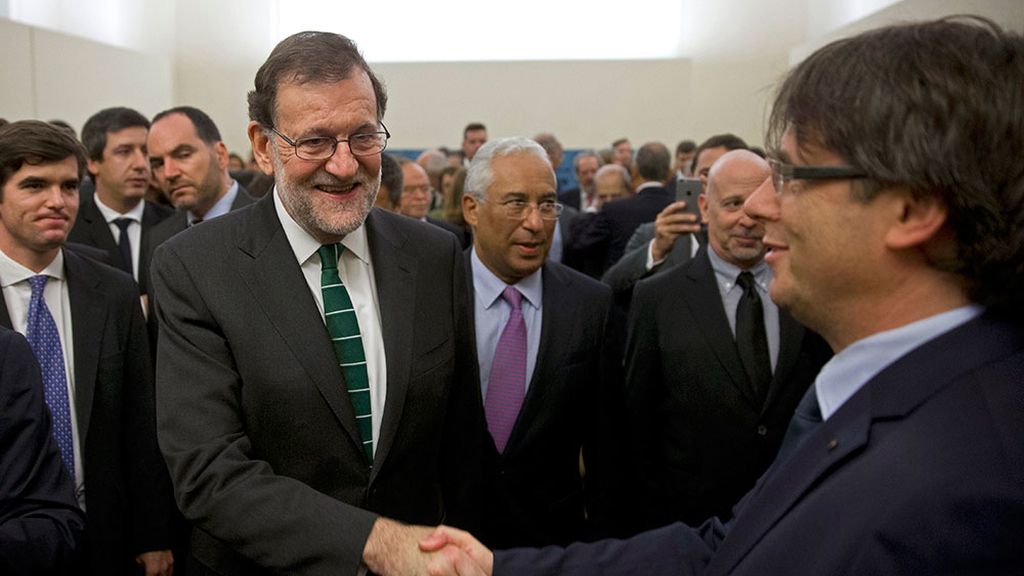 Cordial saludo entre Rajoy y Puigdemont