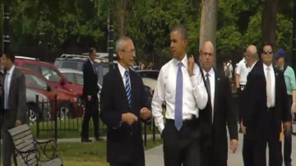 Barack Obama pasea por una calle de Washington
