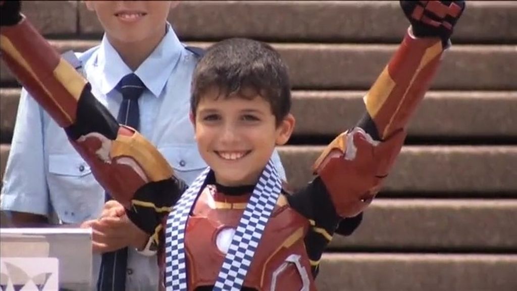 Una fundación cumple el sueño de un niño de convertirse en superhéroe por un día