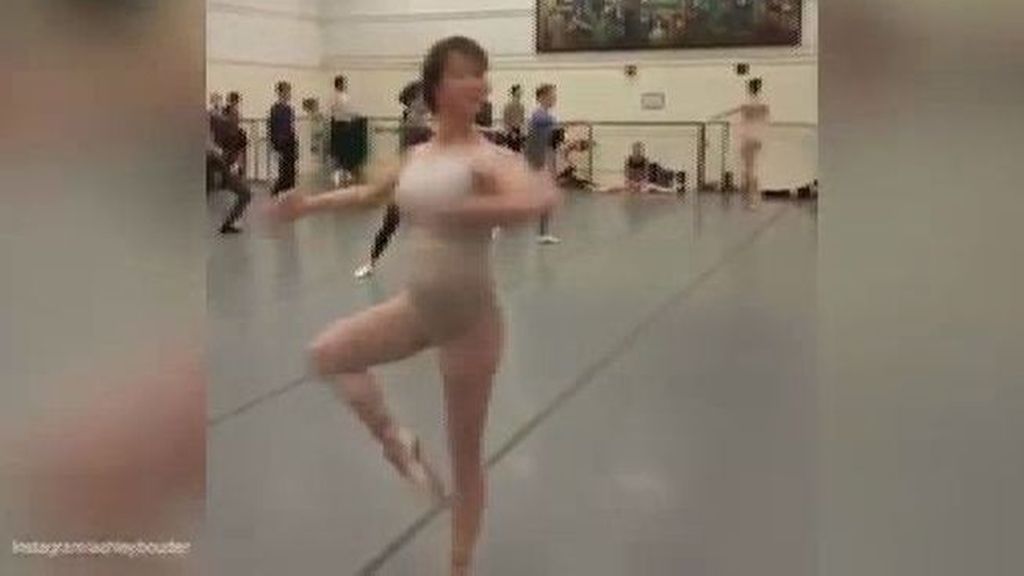 Una bailarina embarazada de seis meses continúa haciendo unas piruetas perfectas