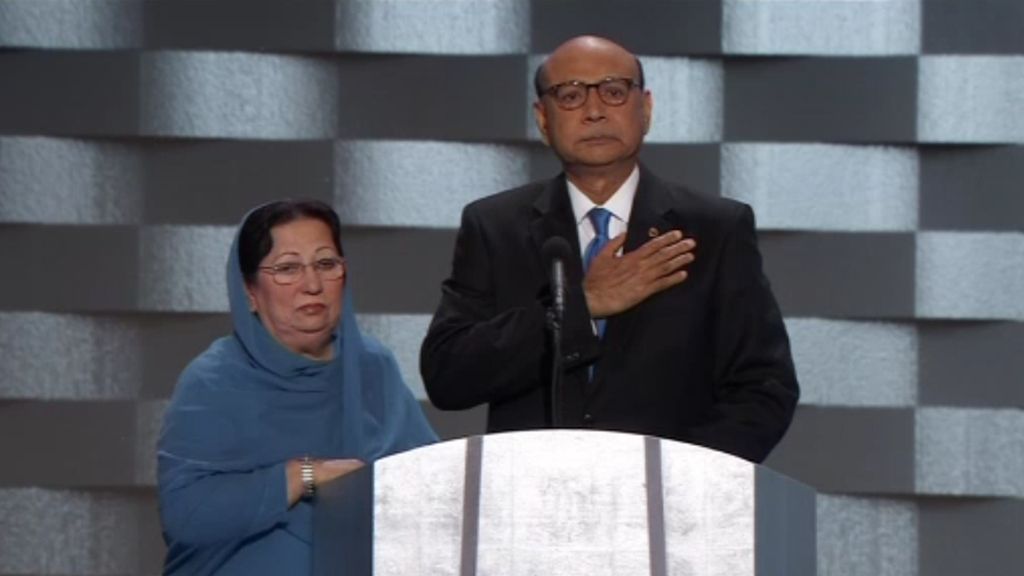 Los padres musulmanes de un soldado fallecido levantan a la Convención Demócrata