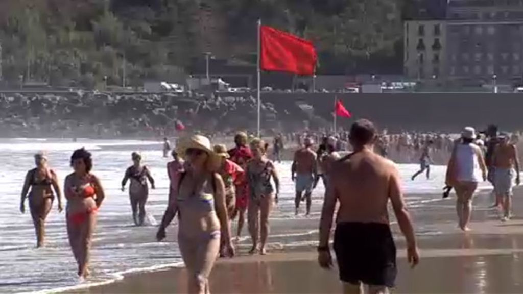 Los socorristas advierten sobre el riesgo de la bandera roja: "Los bañistas entran sin saber"