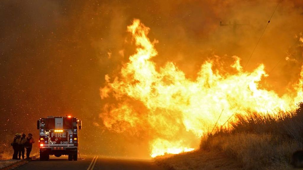 Cuatrocientos evacuados por los incendios activos en California