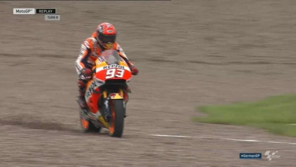 Márquez demuestra su habilidad con el dirt-track para salvar una caída imposible