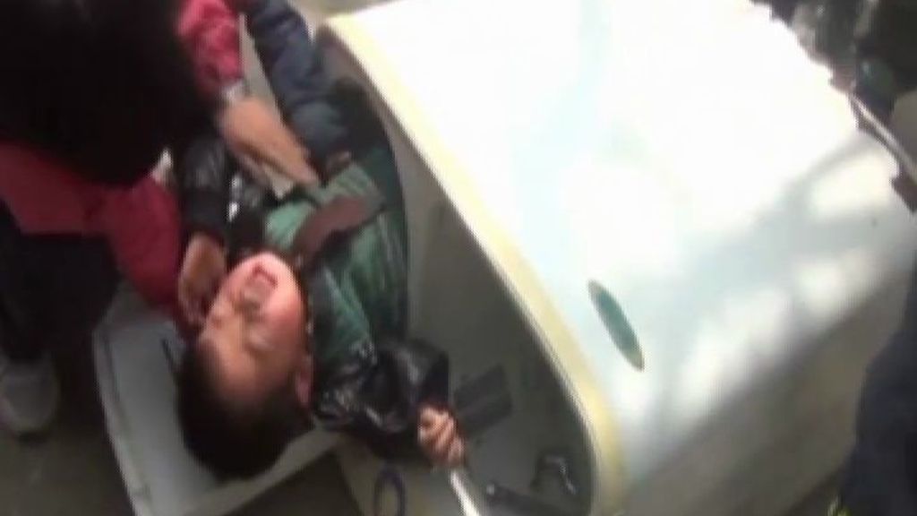 Un niño chino queda atrapado en una lavadora