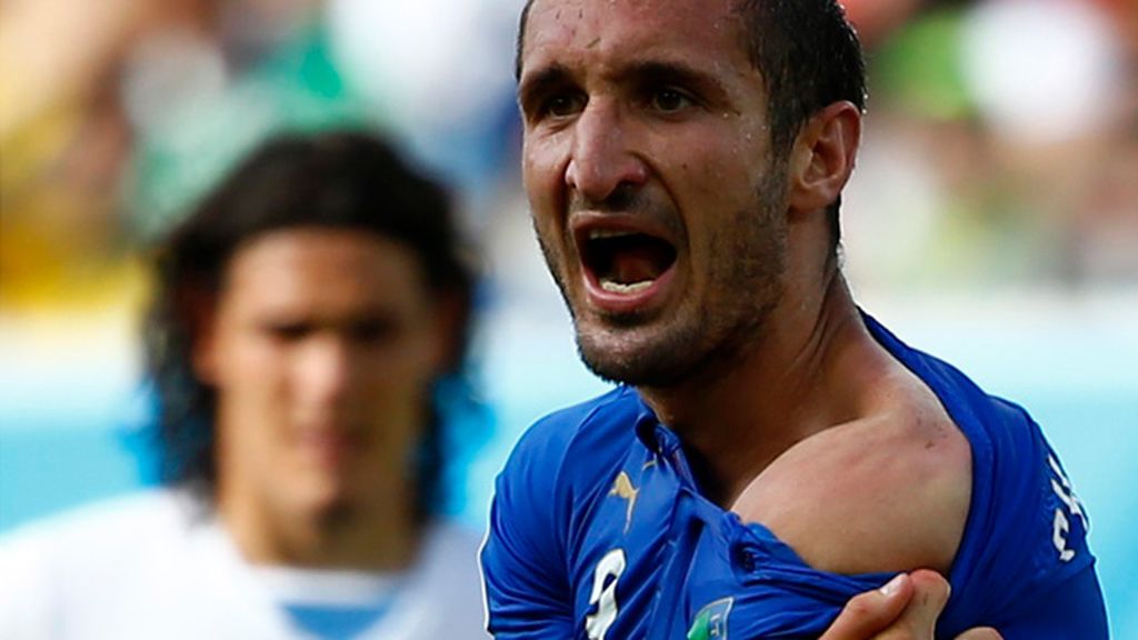Multicámara: Chiellini gritaba al árbitro “¡me ha mordido!” mientras Suárez lo negaba