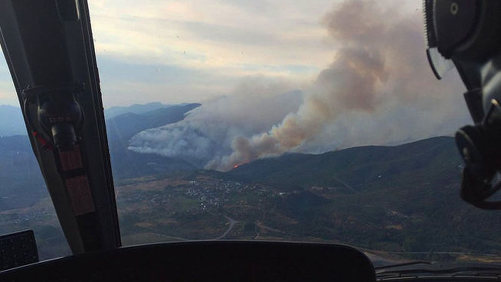 Un incendio forestal en León obliga a desalojar a más de 100 personas