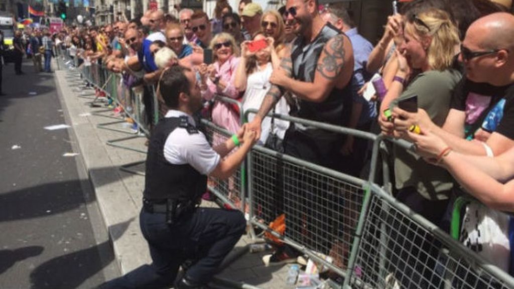 La pedida de mano de un policía londinense a su novio en el desfile del Orgullo