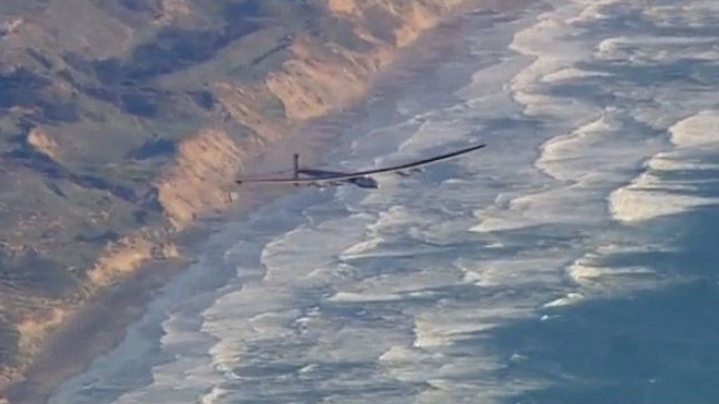 Aterriza en California el avión solar que ha cruzado el Pacífico