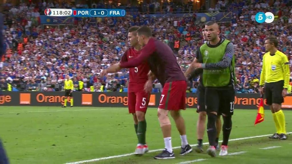 Cristiano, cojeando, le da indicaciones a Guerreiro a dos minutos del final del partido