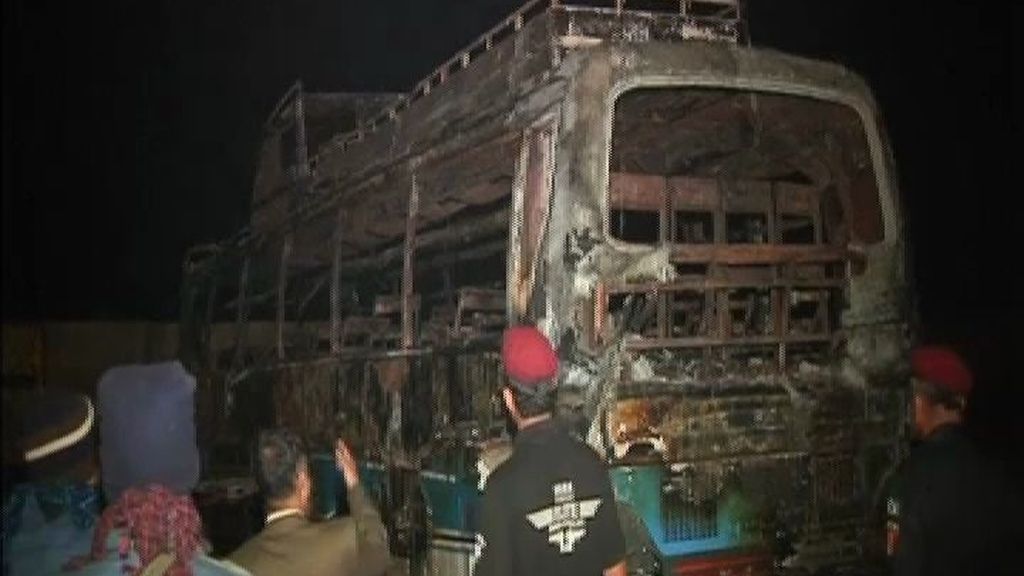 Decenas de muertos por el choque entre un autobús y un camión cisterna en Pakistán