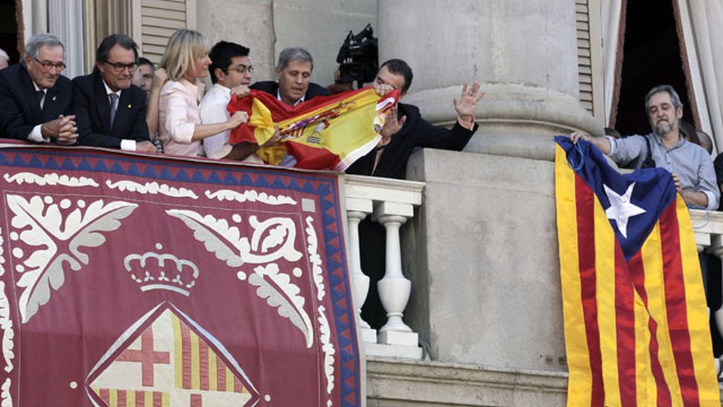 Guerra de banderas en el balcón del ayuntamiento de Barcelona