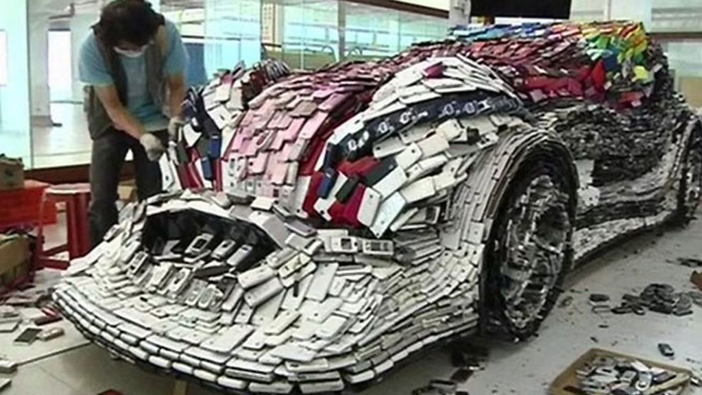 Un artista taiwanés construye un coche con 25.000 móviles