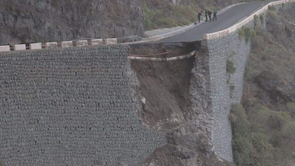 El derrumbe de una carretera deja aisladas a 120 personas