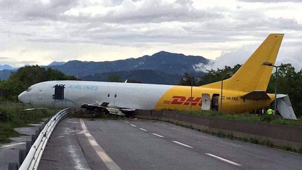 Susto en un aeropuerto de Italia: El avión se sale de la pista y termina entre coches