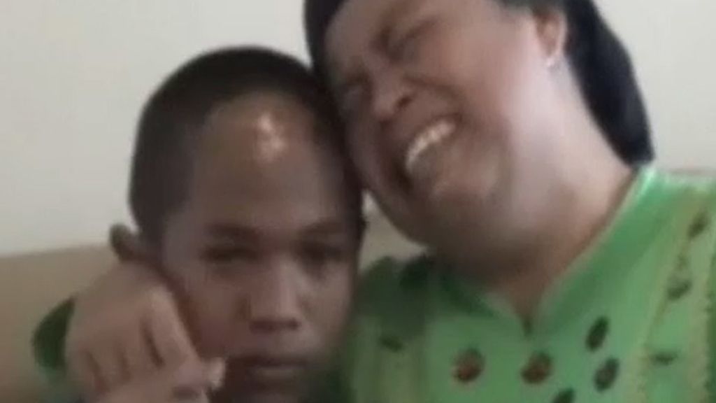 Una pareja encuentra a su hijo desaparecido durante el tsunami en Indonesia