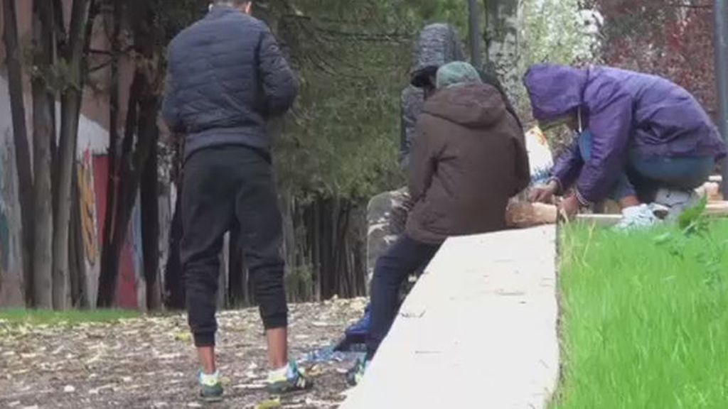 Denuncian la situación de 15 menores que malviven en un parque de Madrid