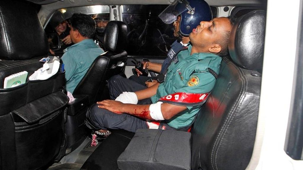 Terroristas del Estado Islámico acaban con la vida de 20 civiles en un bar de Dacca